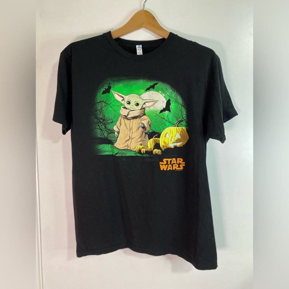 Men’s Size M  Black Short Sleeve  Baby Yoda Halloween Graphic Tee